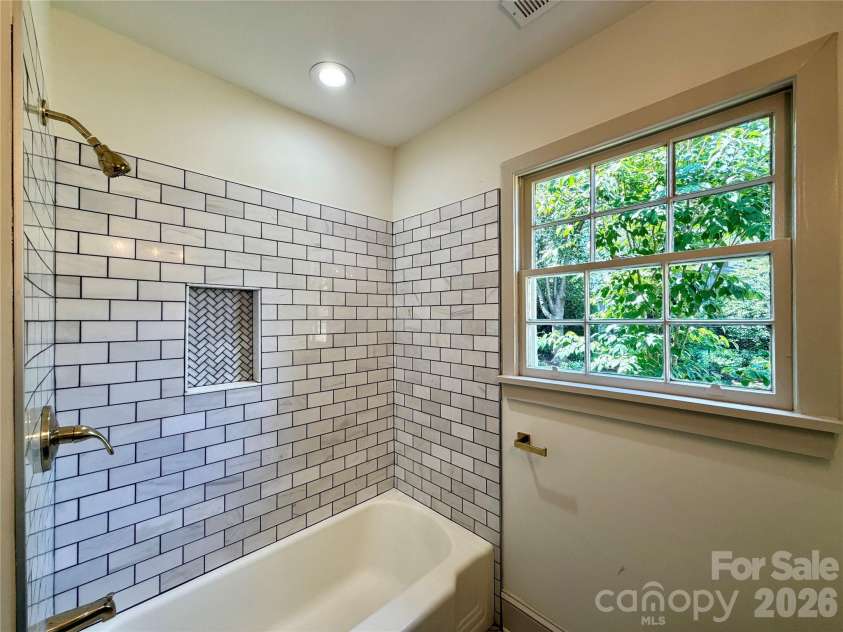 1024 Rockway Drive, Charlotte, NC 28205.  MLS# CAR4384248, YatesRealty ID 24513. 