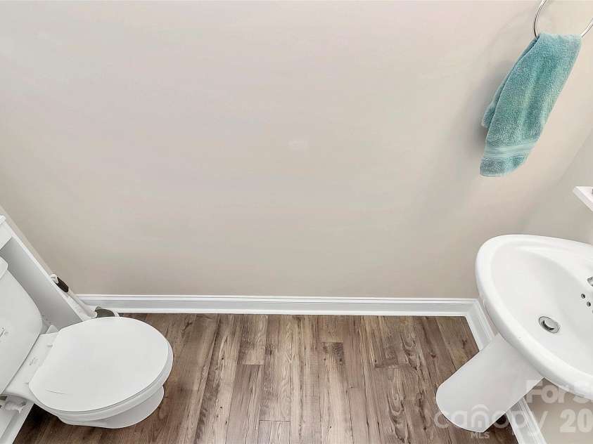 1014 Willow Grove Lane, York, SC 29745.  MLS# CAR4282256, YatesRealty ID 24514. Half Bath on Main