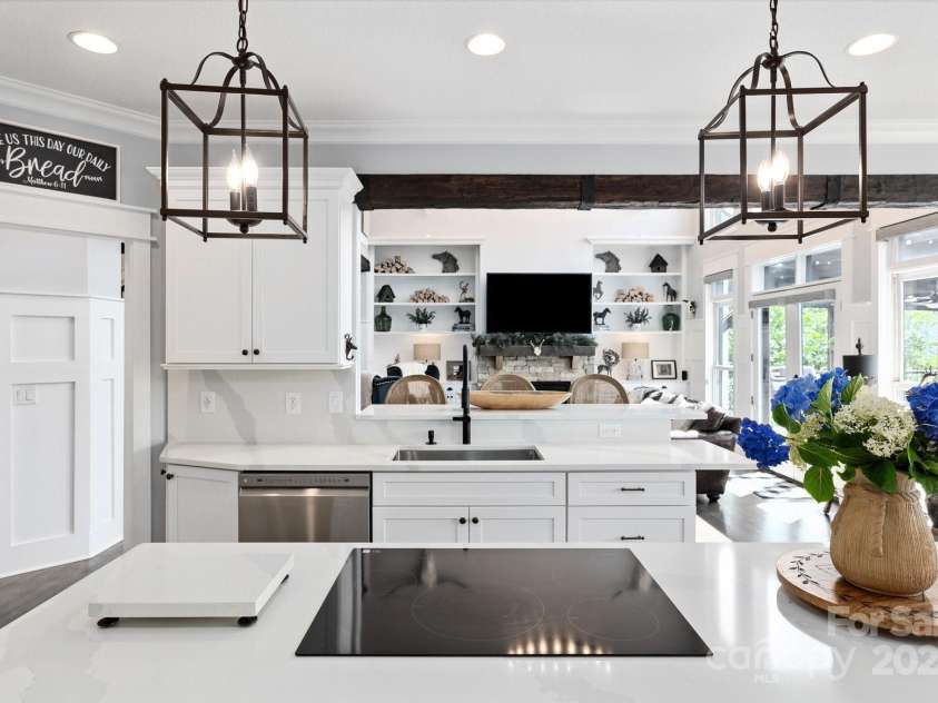 61 Mcintyre Drive, Asheville, NC 28803.  MLS# CAR4275405, YatesRealty ID 24516. 