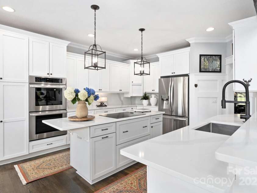 61 Mcintyre Drive, Asheville, NC 28803.  MLS# CAR4275405, YatesRealty ID 24516. 