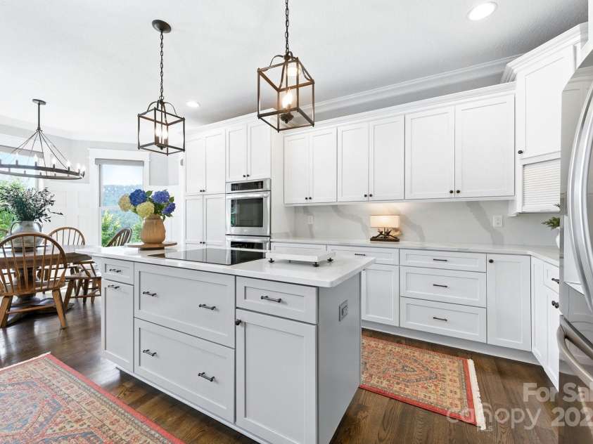 61 Mcintyre Drive, Asheville, NC 28803.  MLS# CAR4275405, YatesRealty ID 24516. 