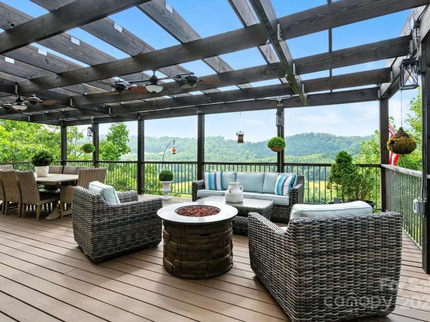 61 Mcintyre Drive, Asheville, NC 28803.  MLS# CAR4275405, YatesRealty ID 24516. 