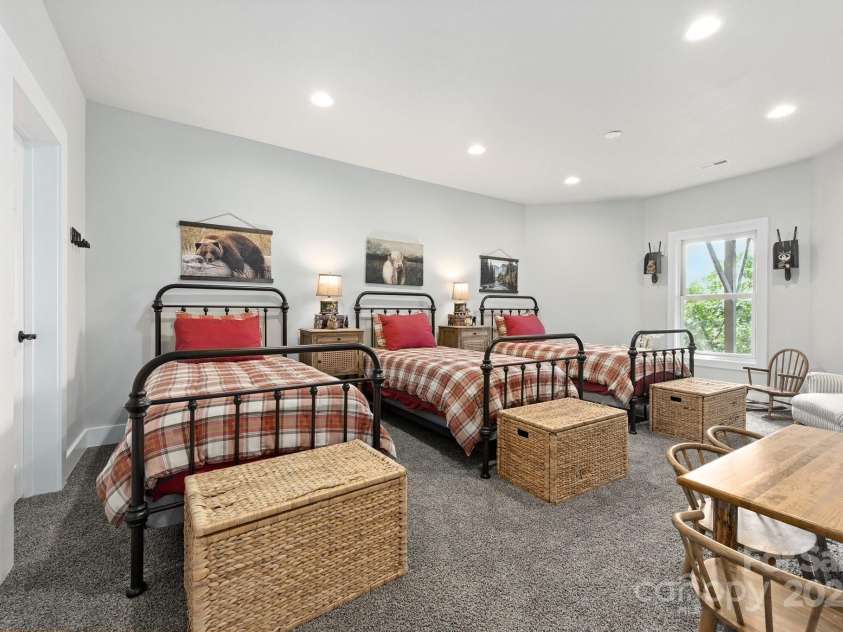 61 Mcintyre Drive, Asheville, NC 28803.  MLS# CAR4275405, YatesRealty ID 24516. 