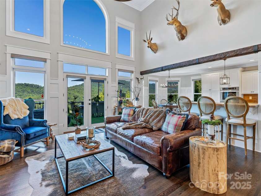 61 Mcintyre Drive, Asheville, NC 28803.  MLS# CAR4275405, YatesRealty ID 24516. Vaulted Ceilings and Windows