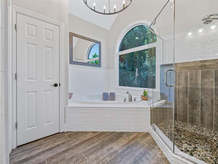 61 Mcintyre Drive, Asheville, NC 28803.  MLS# CAR4275405, YatesRealty ID 24516. Walk-in Shower and Tub