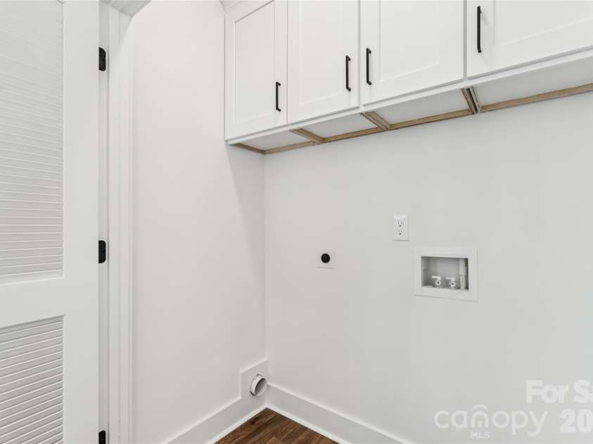 1515 Caldwell Street, Charlotte, NC 28206.  MLS# CAR4405924, YatesRealty ID 24518. Laundry hookup