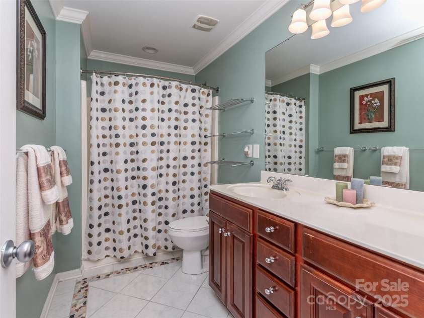 3511 Dominion Green Drive, Charlotte, NC 28269.  MLS# CAR4272819, YatesRealty ID 24518. Full bath with tub