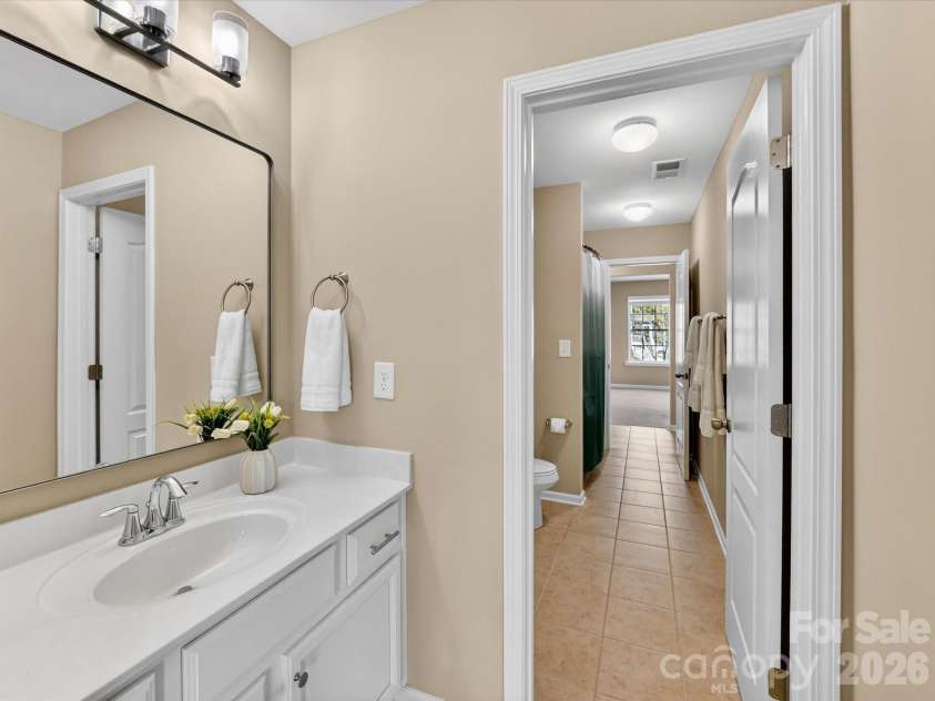 3504 Ringtail Drive, Waxhaw, NC 28173.  MLS# CAR4359232, YatesRealty ID 24519. Connecting Full Bath for Bedroom # 4 with Tiled Flooring