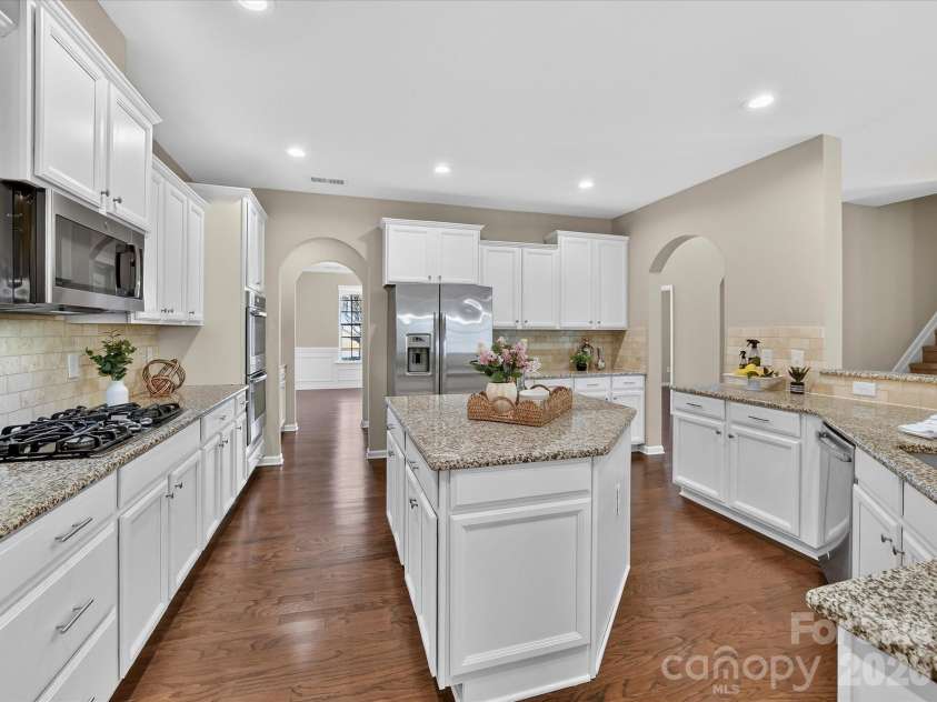 3504 Ringtail Drive, Waxhaw, NC 28173.  MLS# CAR4359232, YatesRealty ID 24519. Five Burner Gas Range. Refrigerator can Remain! New Cabinet Pulls, Hardwood Floors & Arched Entries