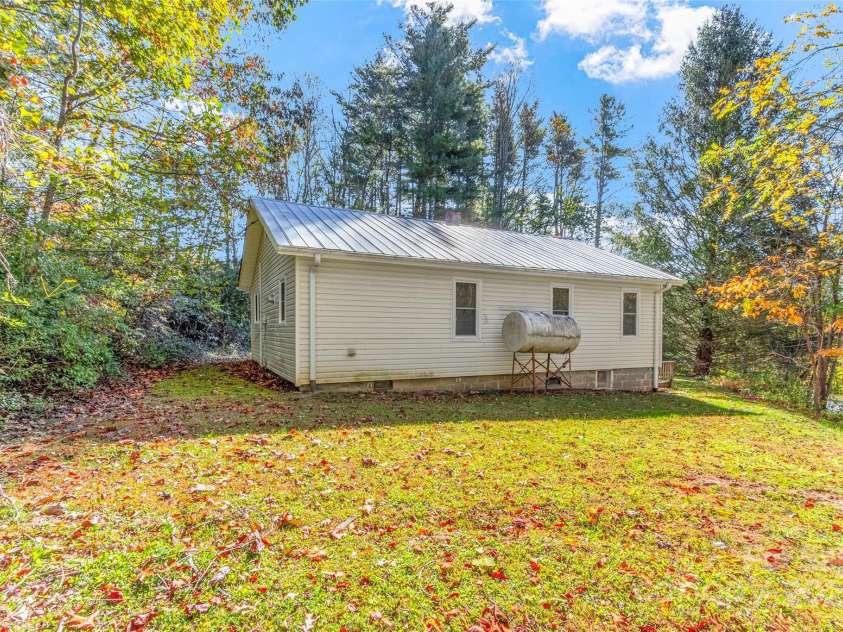 96 Thompson Road, Spruce Pine, NC 28777.  MLS# CAR4319955, YatesRealty ID 2452. 