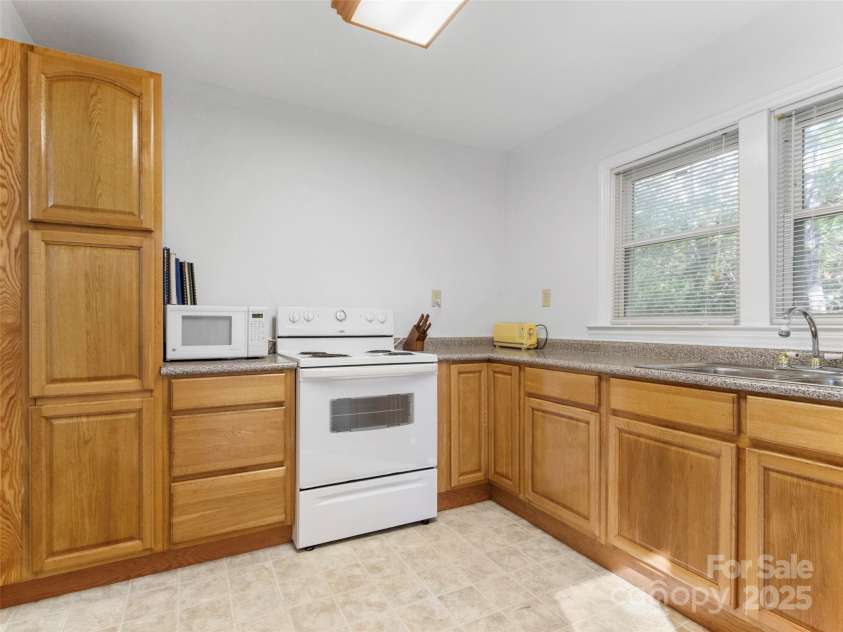 96 Thompson Road, Spruce Pine, NC 28777.  MLS# CAR4319955, YatesRealty ID 2452. 