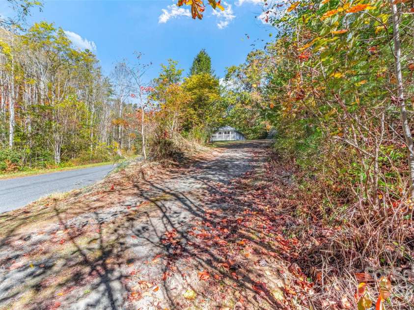 96 Thompson Road, Spruce Pine, NC 28777.  MLS# CAR4319955, YatesRealty ID 2452. 