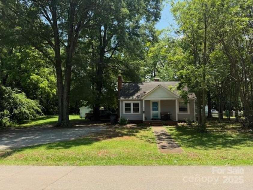 917 Tennyson Drive, Charlotte, NC 28208.  MLS# CAR4270110, YatesRealty ID 24520. 