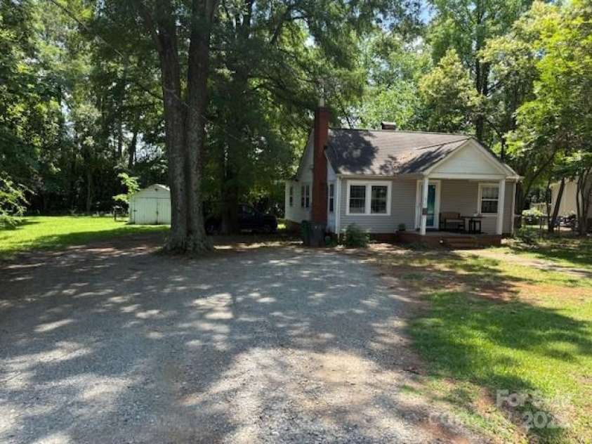 917 Tennyson Drive, Charlotte, NC 28208.  MLS# CAR4270110, YatesRealty ID 24520. 