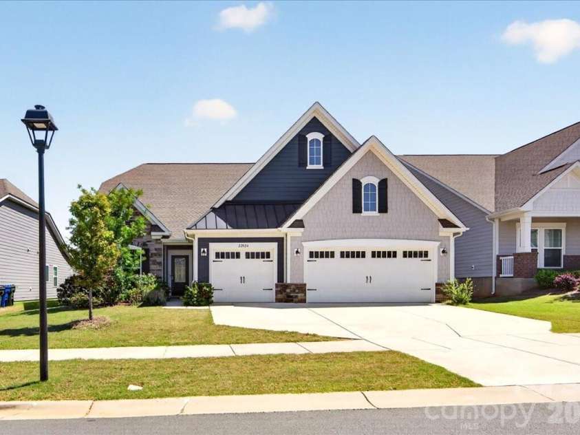 22024 Finworthy Lane, Huntersville, NC 28078.  MLS# CAR4368282, YatesRealty ID 24526. 