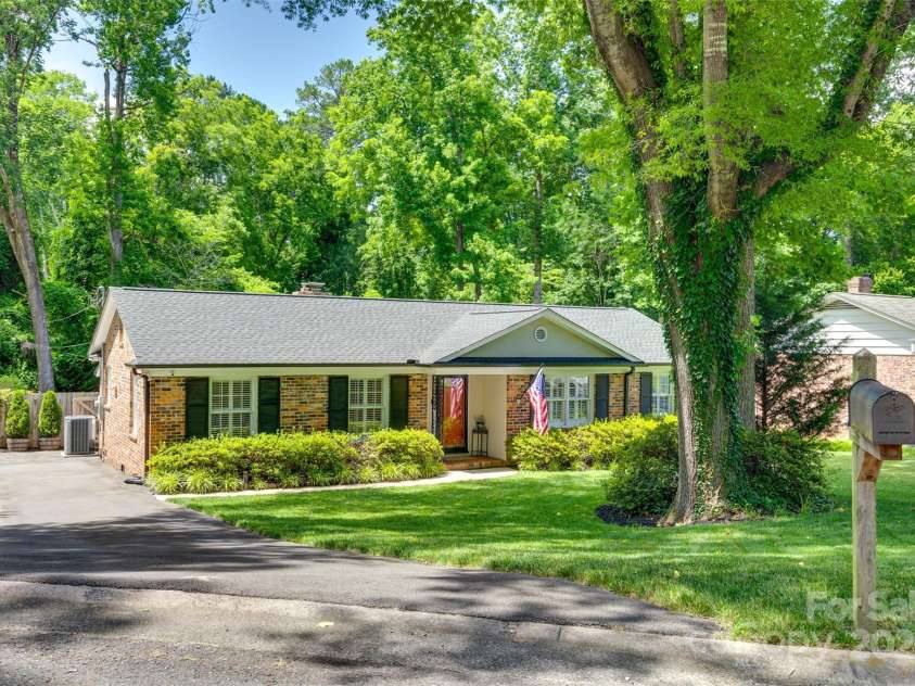 7026 Tabor Lane, Charlotte, NC 28211.  MLS# CAR4270688, YatesRealty ID 24526. 