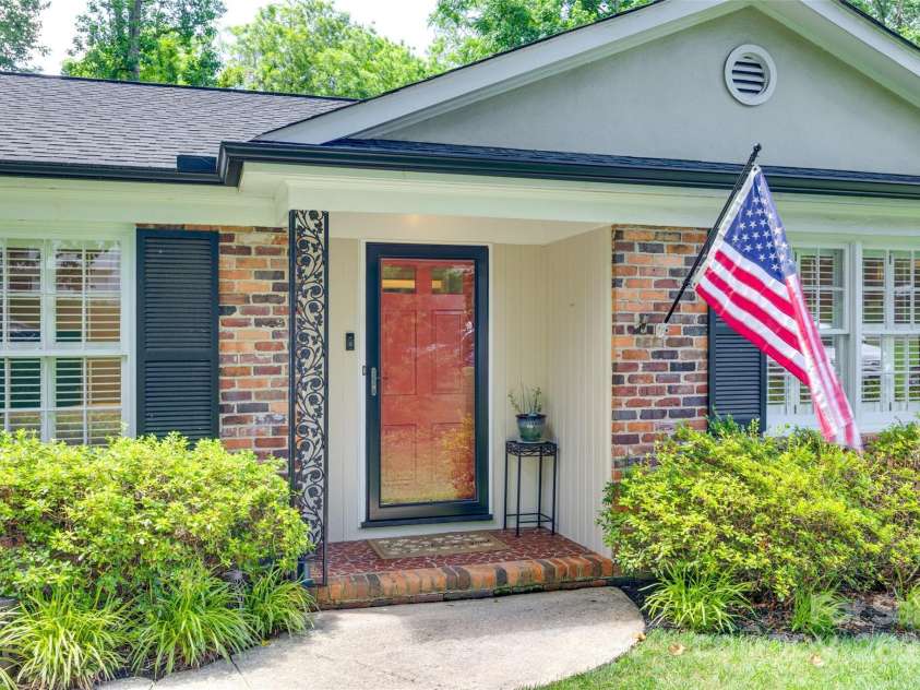 7026 Tabor Lane, Charlotte, NC 28211.  MLS# CAR4270688, YatesRealty ID 24526. 