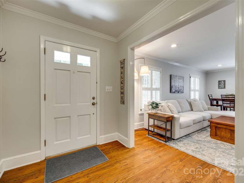 7026 Tabor Lane, Charlotte, NC 28211.  MLS# CAR4270688, YatesRealty ID 24526. 