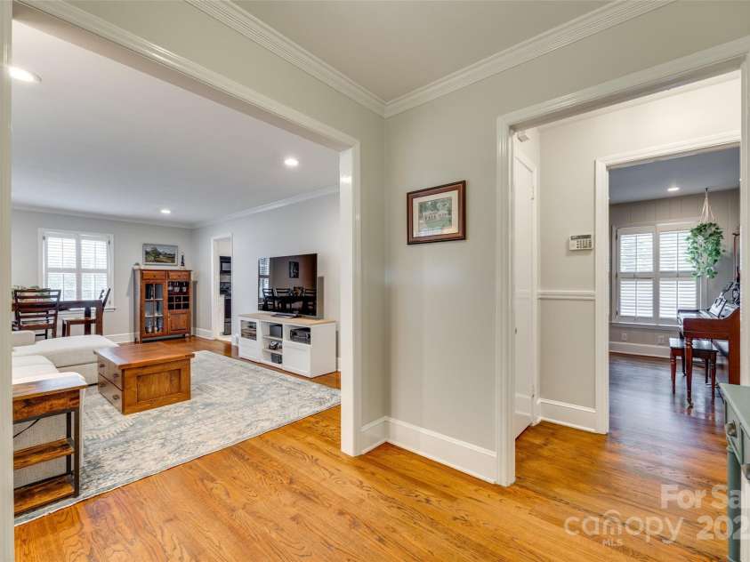 7026 Tabor Lane, Charlotte, NC 28211.  MLS# CAR4270688, YatesRealty ID 24526. 