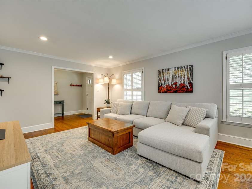 7026 Tabor Lane, Charlotte, NC 28211.  MLS# CAR4270688, YatesRealty ID 24526. 
