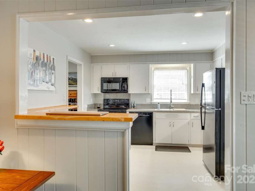7026 Tabor Lane, Charlotte, NC 28211.  MLS# CAR4270688, YatesRealty ID 24526. 