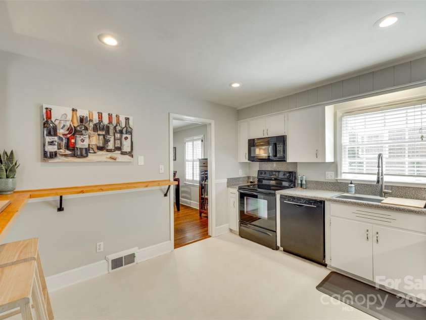 7026 Tabor Lane, Charlotte, NC 28211.  MLS# CAR4270688, YatesRealty ID 24526. 