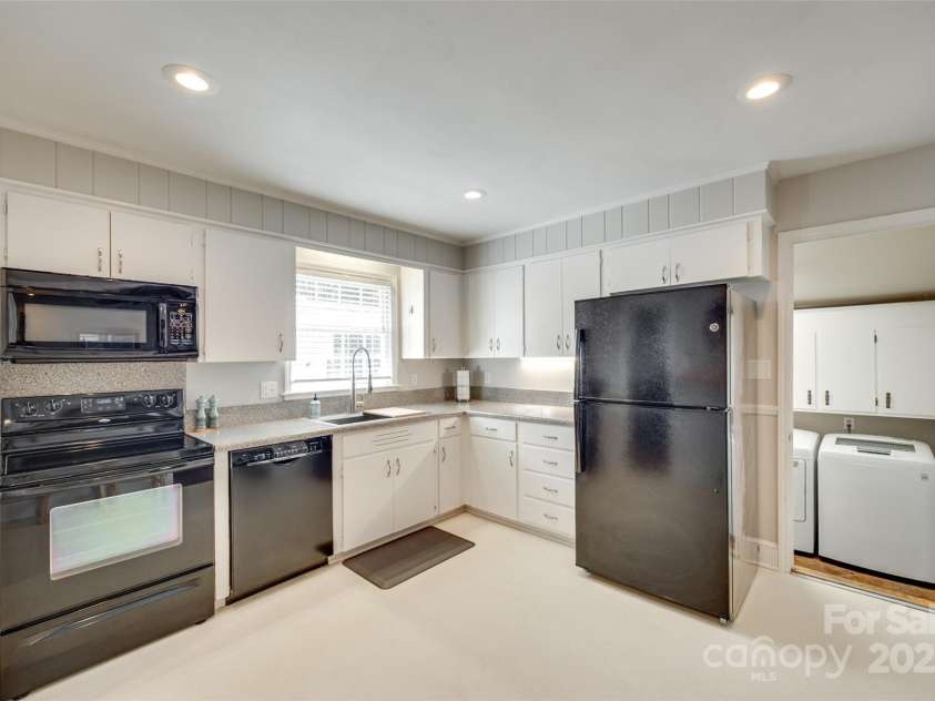 7026 Tabor Lane, Charlotte, NC 28211.  MLS# CAR4270688, YatesRealty ID 24526. 