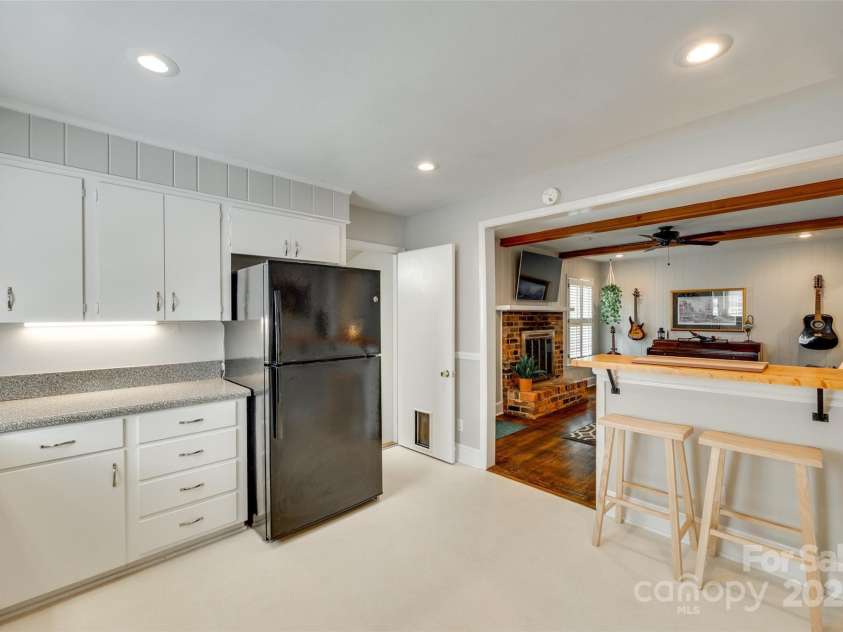 7026 Tabor Lane, Charlotte, NC 28211.  MLS# CAR4270688, YatesRealty ID 24526. 