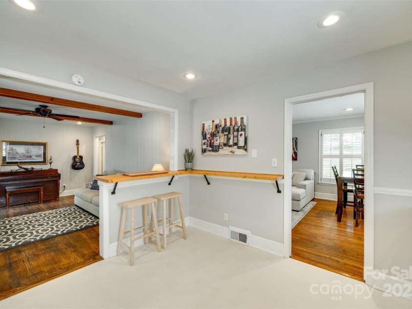 7026 Tabor Lane, Charlotte, NC 28211.  MLS# CAR4270688, YatesRealty ID 24526. 
