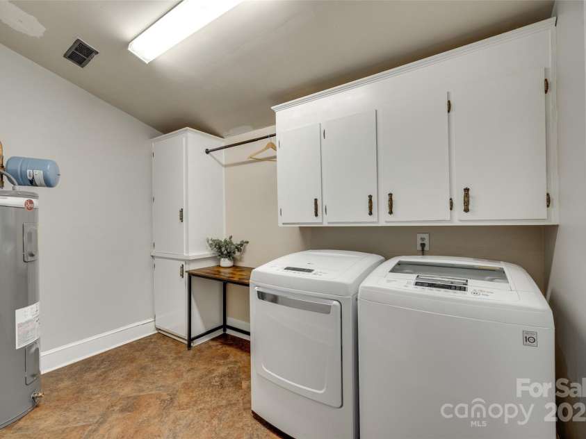 7026 Tabor Lane, Charlotte, NC 28211.  MLS# CAR4270688, YatesRealty ID 24526. 