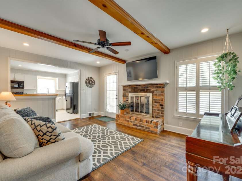 7026 Tabor Lane, Charlotte, NC 28211.  MLS# CAR4270688, YatesRealty ID 24526. 