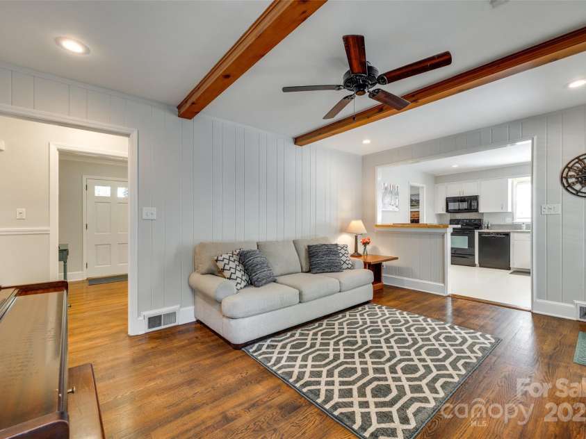 7026 Tabor Lane, Charlotte, NC 28211.  MLS# CAR4270688, YatesRealty ID 24526. 