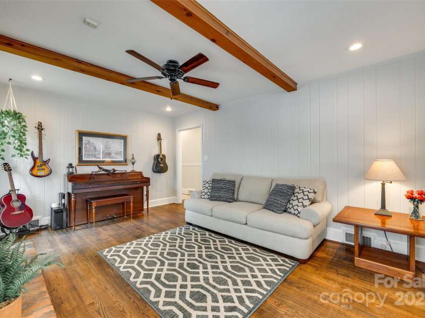 7026 Tabor Lane, Charlotte, NC 28211.  MLS# CAR4270688, YatesRealty ID 24526. 