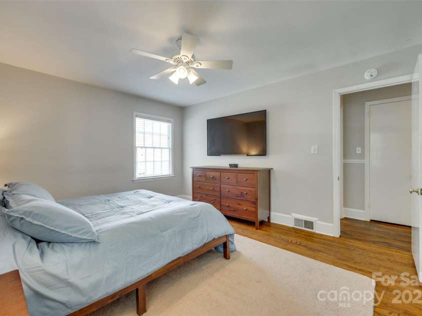 7026 Tabor Lane, Charlotte, NC 28211.  MLS# CAR4270688, YatesRealty ID 24526. 