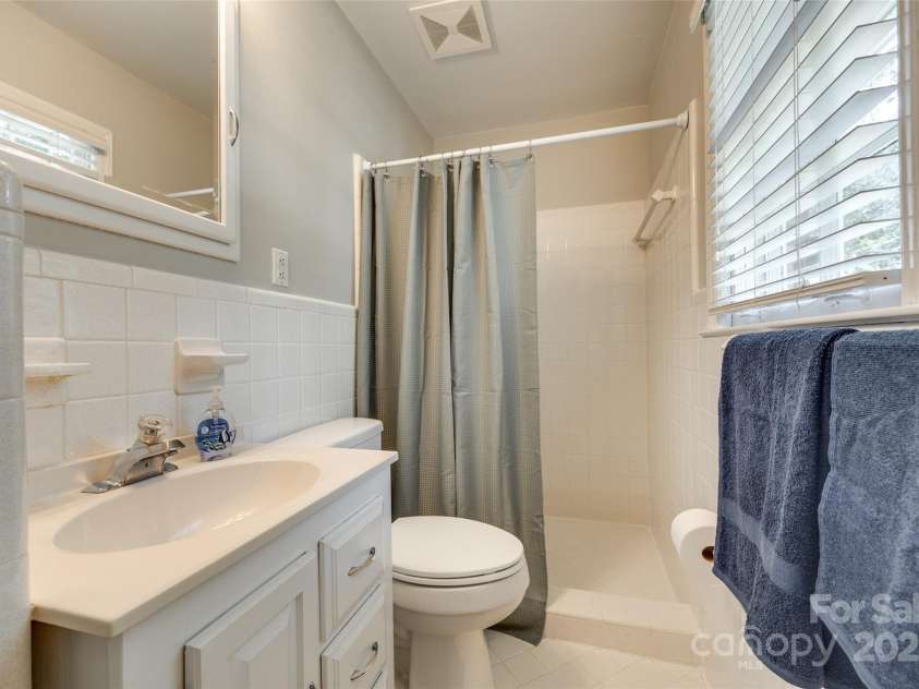 7026 Tabor Lane, Charlotte, NC 28211.  MLS# CAR4270688, YatesRealty ID 24526. 