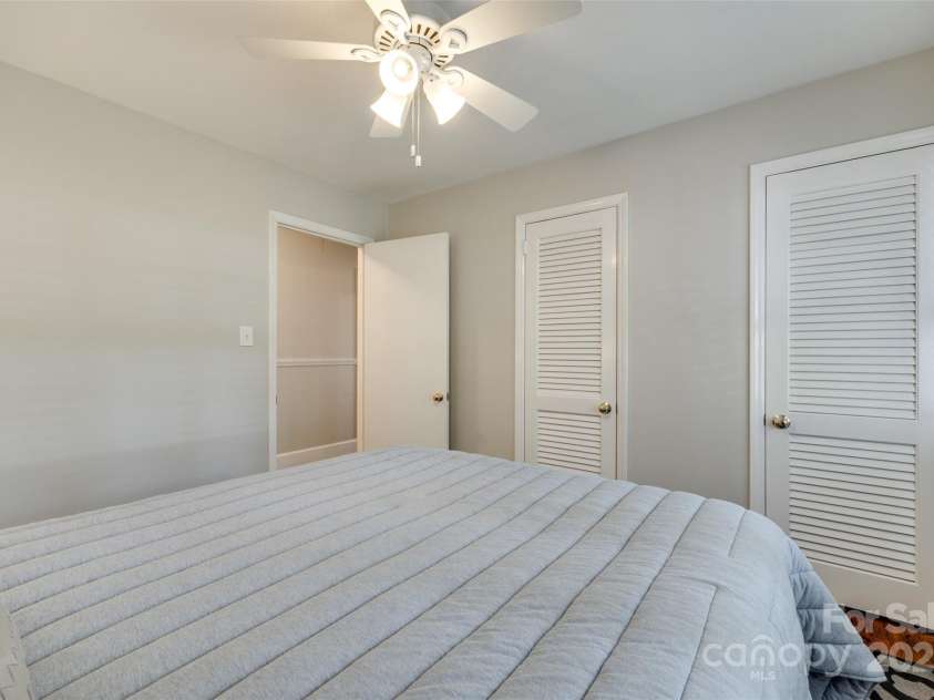 7026 Tabor Lane, Charlotte, NC 28211.  MLS# CAR4270688, YatesRealty ID 24526. 