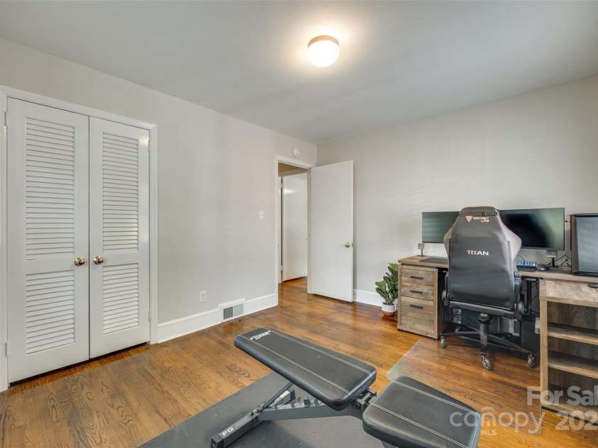 7026 Tabor Lane, Charlotte, NC 28211.  MLS# CAR4270688, YatesRealty ID 24526. 