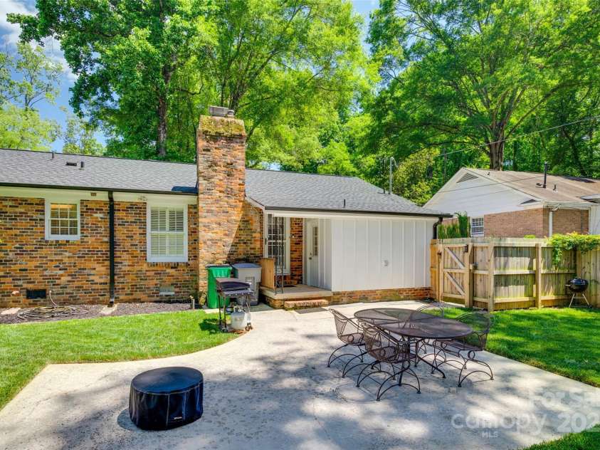 7026 Tabor Lane, Charlotte, NC 28211.  MLS# CAR4270688, YatesRealty ID 24526. 