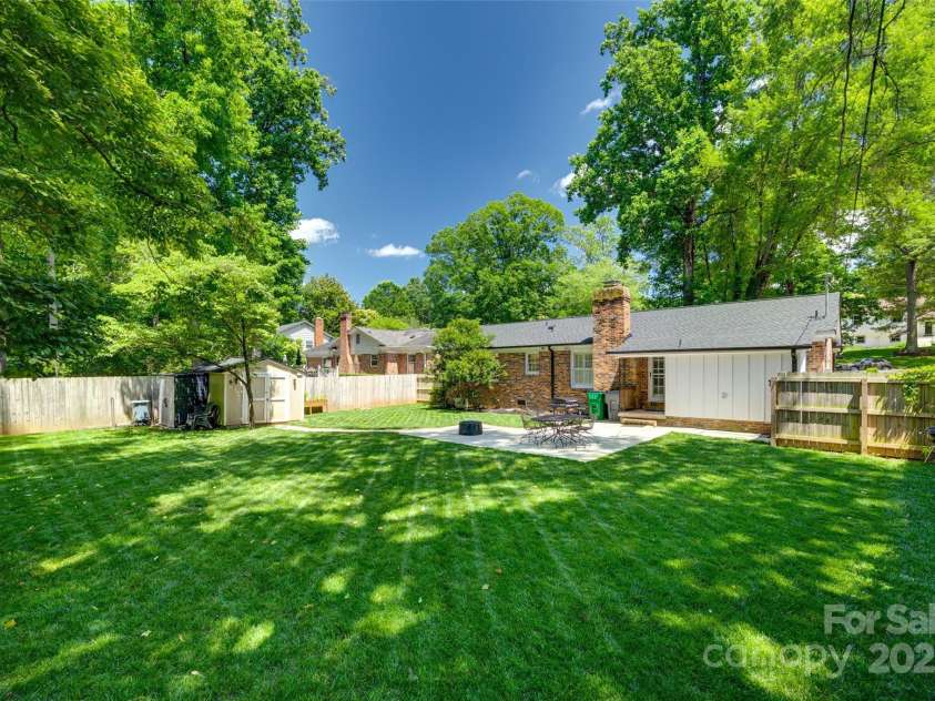 7026 Tabor Lane, Charlotte, NC 28211.  MLS# CAR4270688, YatesRealty ID 24526. 