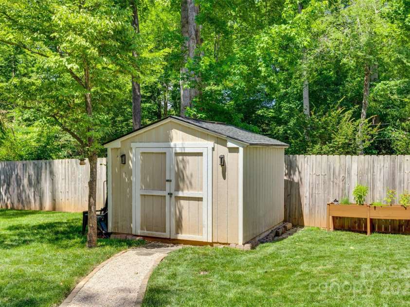 7026 Tabor Lane, Charlotte, NC 28211.  MLS# CAR4270688, YatesRealty ID 24526. 