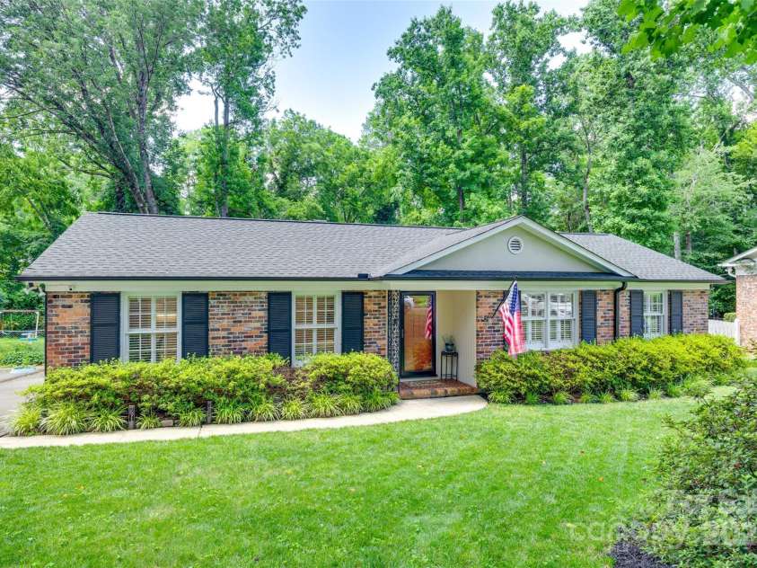 7026 Tabor Lane, Charlotte, NC 28211.  MLS# CAR4270688, YatesRealty ID 24526. 
