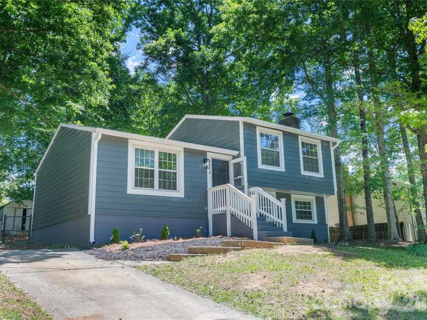 8424 Othello Place, Charlotte, NC 28227.  MLS# CAR4383400, YatesRealty ID 24535. 