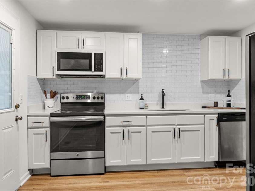 8424 Othello Place, Charlotte, NC 28227.  MLS# CAR4383400, YatesRealty ID 24535. 