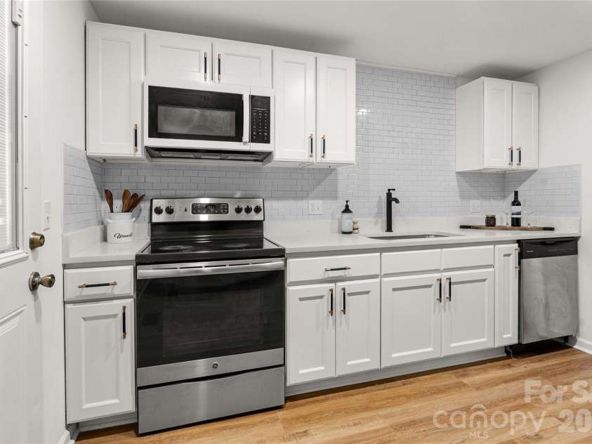 8424 Othello Place, Charlotte, NC 28227.  MLS# CAR4383400, YatesRealty ID 24535. 
