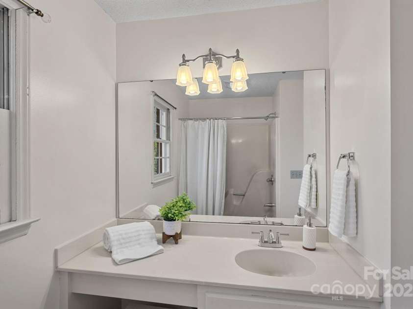 1624 Chadmore Lane, Concord, NC 28027.  MLS# CAR4234626, YatesRealty ID 24536. Full Bathroom w/ Tub/Shower Combo