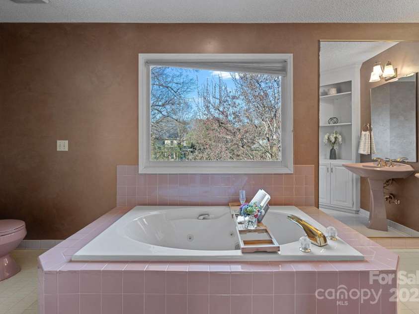 1624 Chadmore Lane, Concord, NC 28027.  MLS# CAR4234626, YatesRealty ID 24536. Secondary Primary Bath on Upper Level