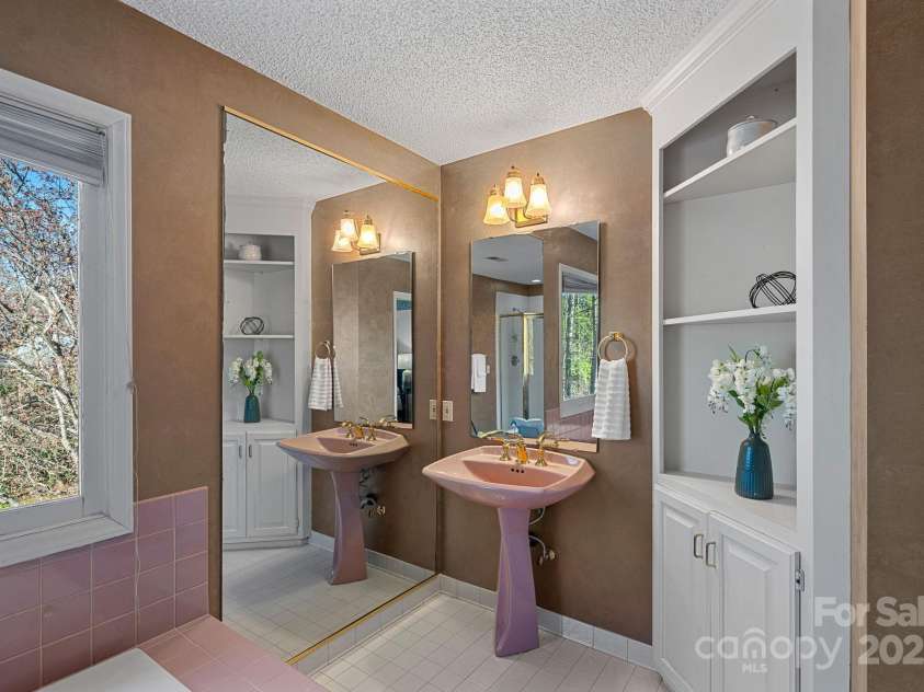 1624 Chadmore Lane, Concord, NC 28027.  MLS# CAR4234626, YatesRealty ID 24536. Secondary Primary Bath on Upper Level