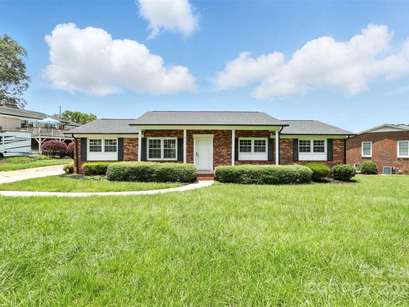 1735 Hollandale Drive, Gastonia, NC 28054.  MLS# CAR4263571, YatesRealty ID 24538. 