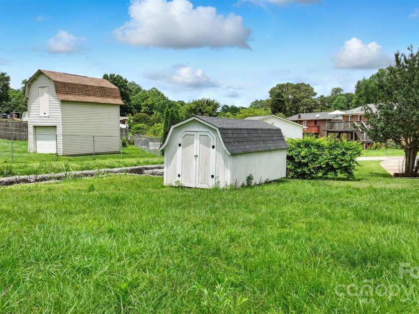 1735 Hollandale Drive, Gastonia, NC 28054.  MLS# CAR4263571, YatesRealty ID 24538. 
