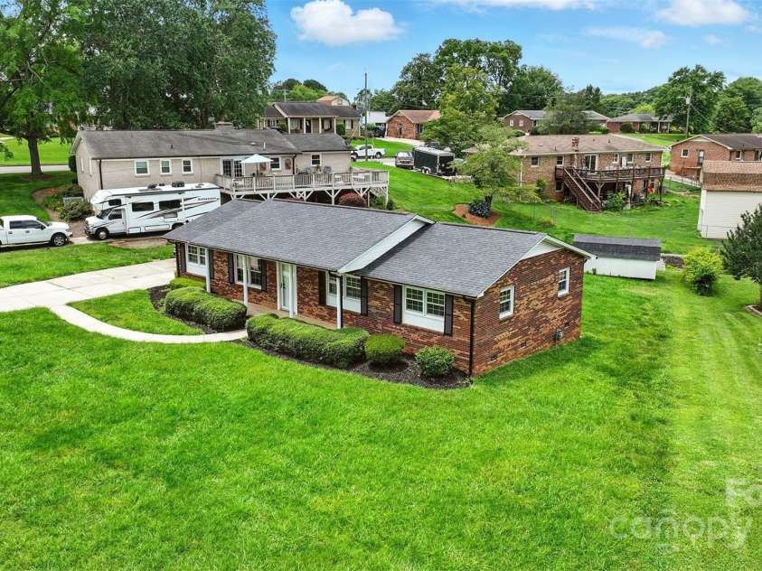 1735 Hollandale Drive, Gastonia, NC 28054.  MLS# CAR4263571, YatesRealty ID 24538. 